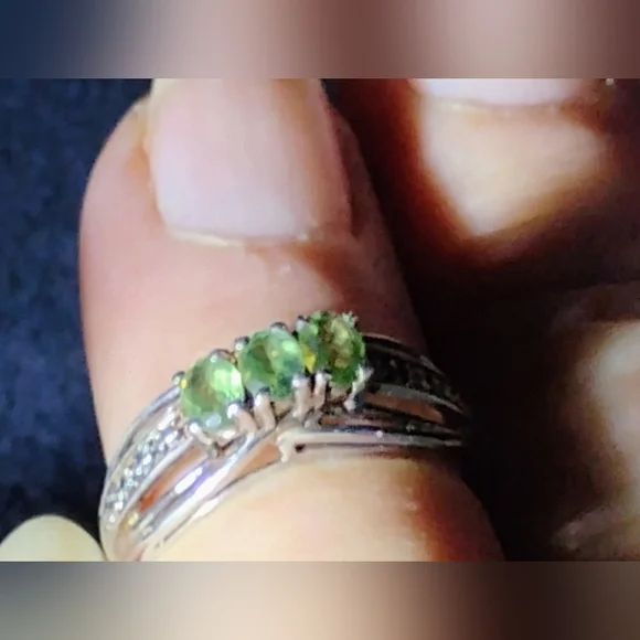 NWT- NATURAL GREEN TANZANITE *THREE* STONE, STERLING RING. SIZE 5 - Picture 4 of 9